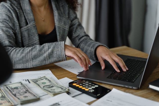 landlord-collecting-rent-payments