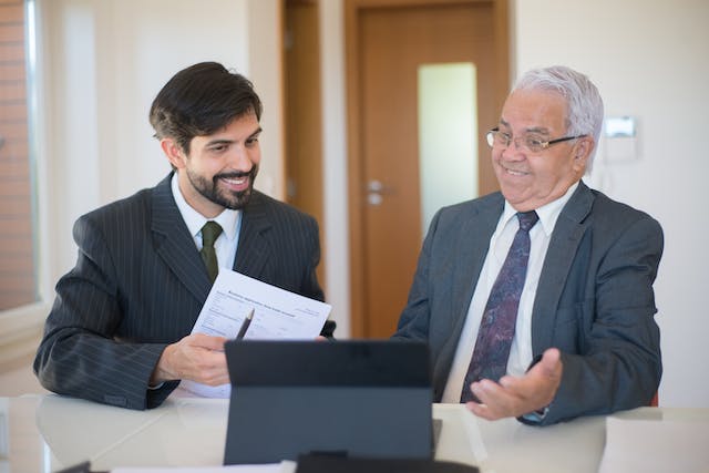 landlord-talking-to-a-tenant